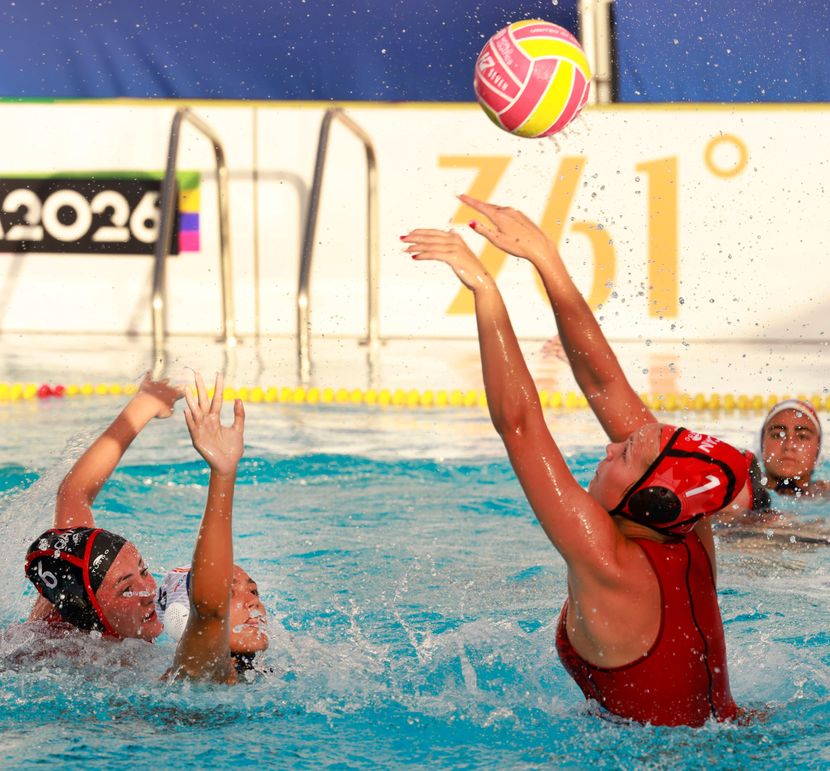 44.ESPvCAN.Lidia Lopez (ESP) lobs Alexandra Stoddard (CAN)